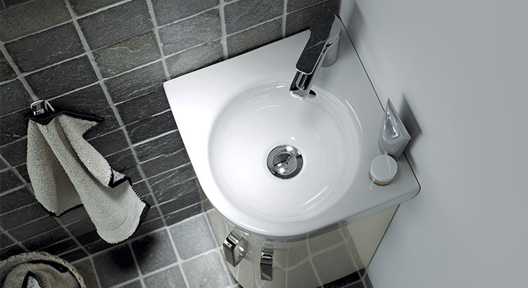 Choisir un lave-mains d'angle pour optimiser un petit wc