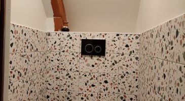 Avant/après : comment Marie-Laure a rénové son coin toilettes sous-pente ?