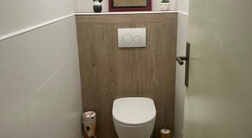 avant-apres-dun-wc-de-35-ans-dage-a-un-coin-toilettes-sobrement-chic